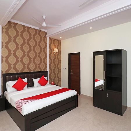 Capital O Hotel Royal Inn Near Gomti Riverfront Park Lucknow Exterior photo